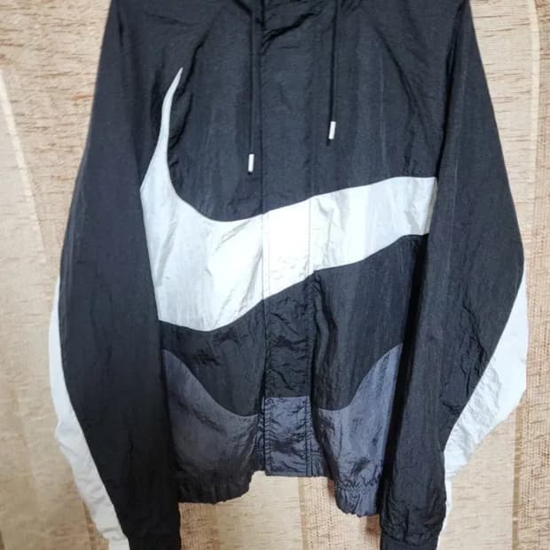 나이키빅스우시바람막이. M