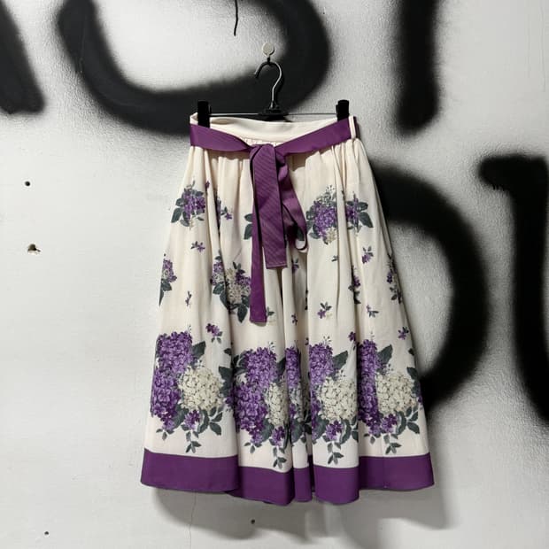 액시즈팜 새틴 플라워 프린팅 뒷 밴딩 플레어 미디 스커트