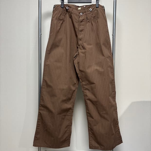 타이가 타카하시 lot 209 버클 백 트라우저 브라운 스트라이프