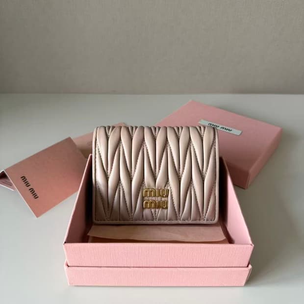 미우 미우 마테라쎄 나파 레더 카드 반지갑 알라바스터