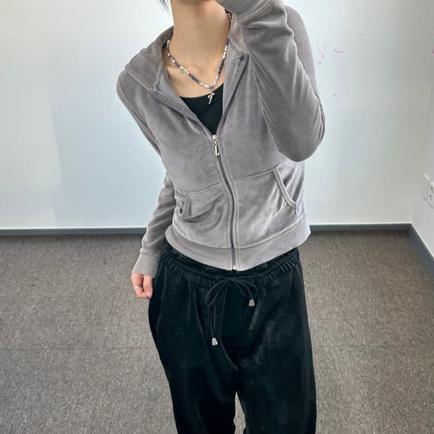 Juicy coutrue 쥬시꾸뛰르 백프린팅 그레이 벨벳 후드집업  