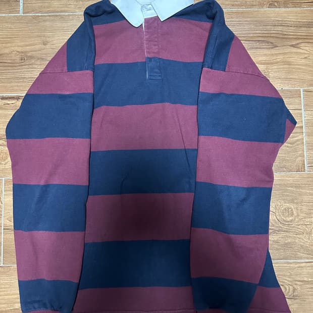 콜롬비아니트 럭비티 버건디 네이비 L사이즈 판매합니다.