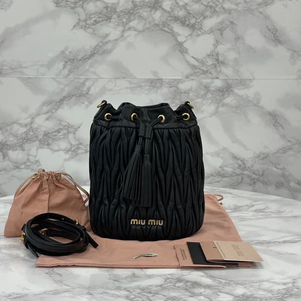 [풀구성] 미우미우 마틀라세 버킷백 블랙