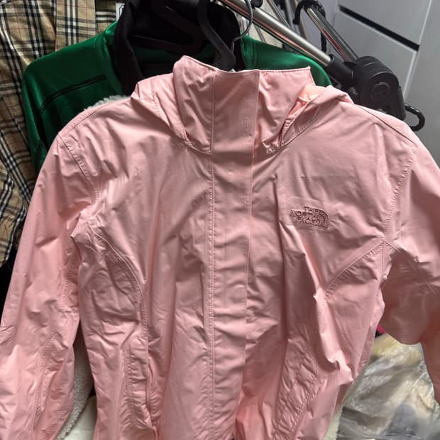 노스페이스 딸기우유맛 바람막이