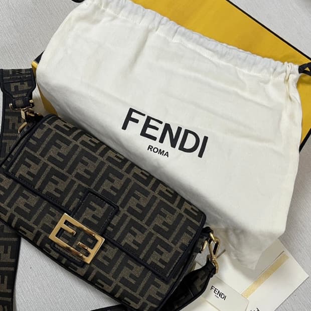 펜디 바게트백 패브릭 미디움사이즈 