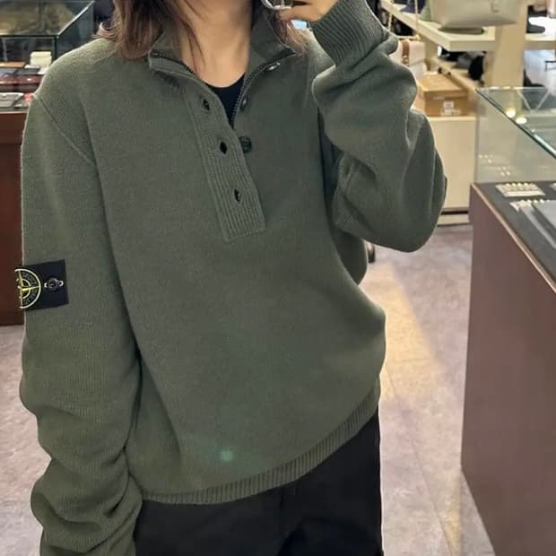 스톤아일랜드 버튼 반집업 니트