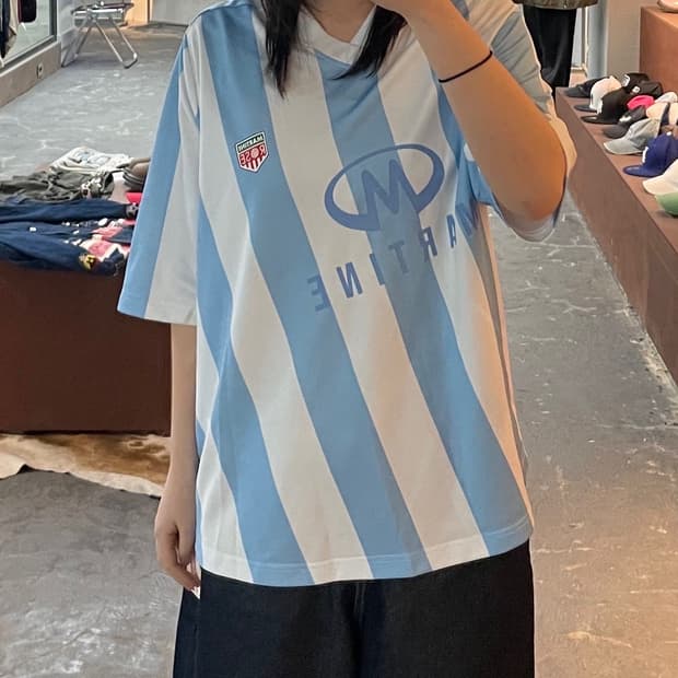 마틴로즈 트위스트 숏슬리브 풋볼탑 화이트 라이트블루 스트라이프 H1977