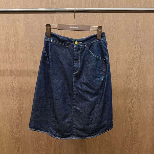 리바이스 엔지니어드진 데님 미디 스커트 백 플리츠 디테일 A라인 중청