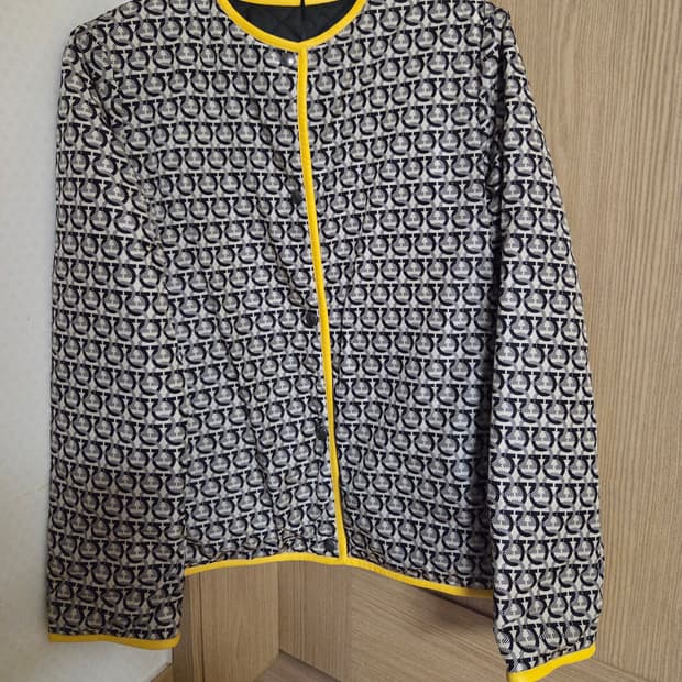 새상품 ㅡ 페라가모 간치니 리버서블 경량패딩