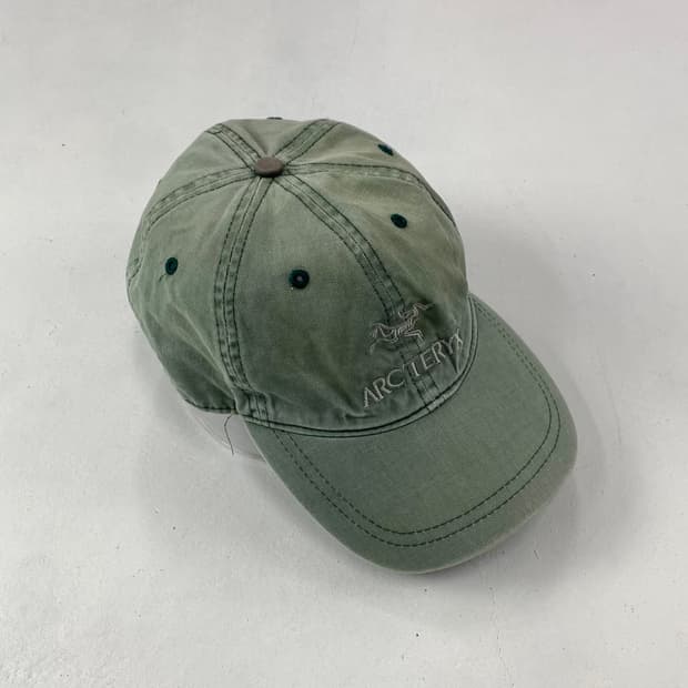 아크테릭스 빈티지 레터링 볼 캡