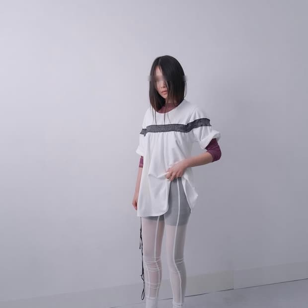 Ulika Sanctus 울리카상투스 반팔 티셔츠 화이트 색상