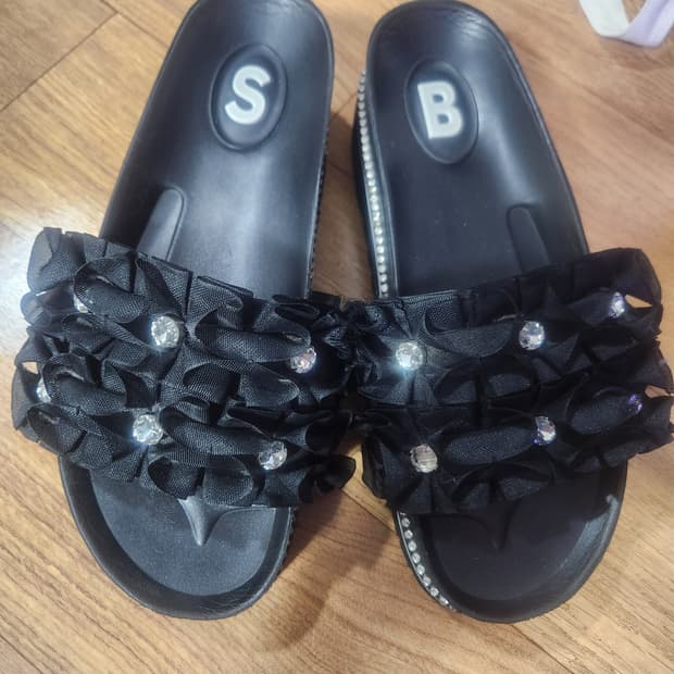 슈콤마보니 블랙 러플 슬리퍼