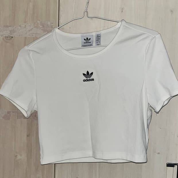 아디다스 에션셜 립 크롭 반팔 흰색