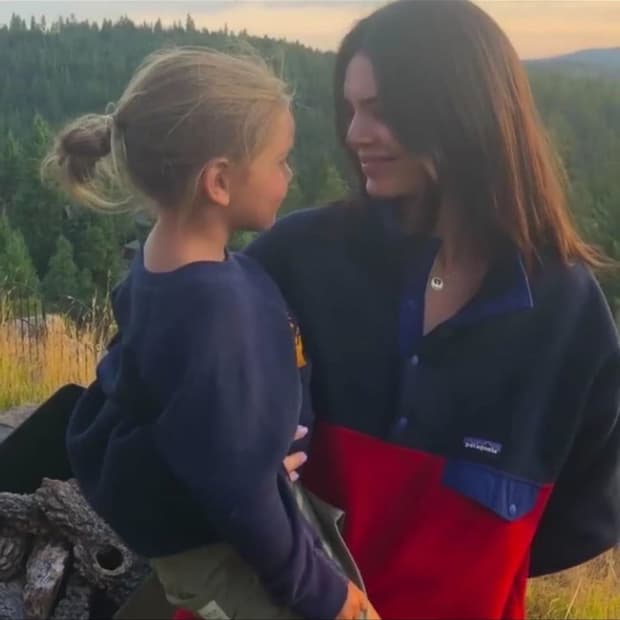 파타고니아 신칠라 네이비 레드 켄달제너 착용제품 M사이즈 판매합니다.