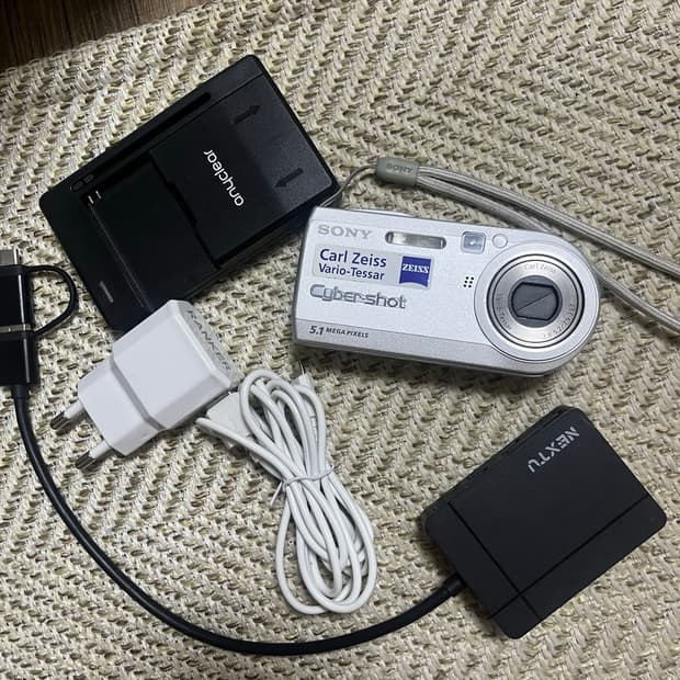 초희귀미품 소니 사이버샷 DSC-P100 실버 카메라