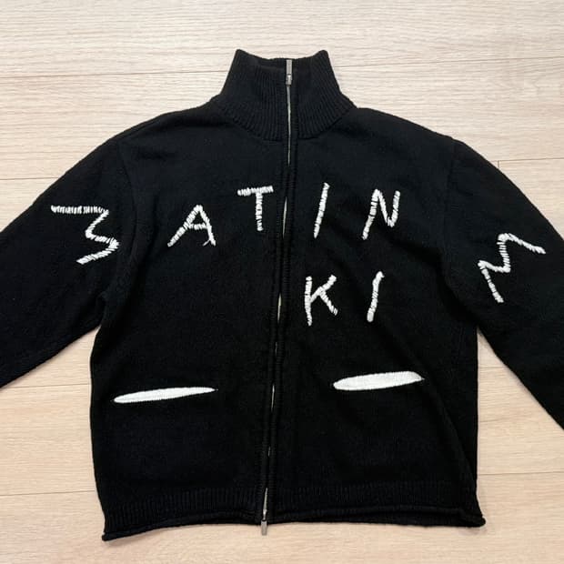 마뗑킴 자수 로고 니트 집 업 블랙