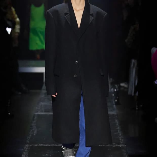 콰이단 에디션 브러쉬드 울 오버사이즈 코트  마리아노 아워레가시 프라다