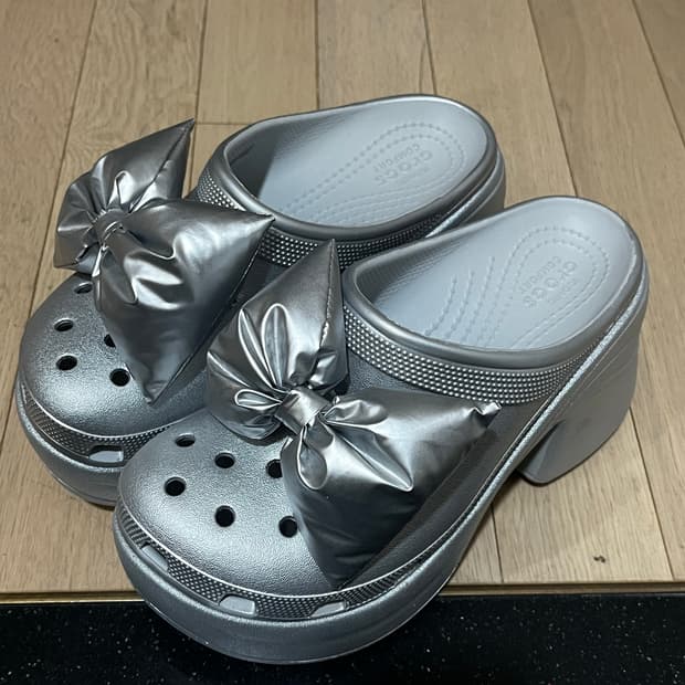 크록스 사이렌 실버 메탈릭 보우 클로그 240