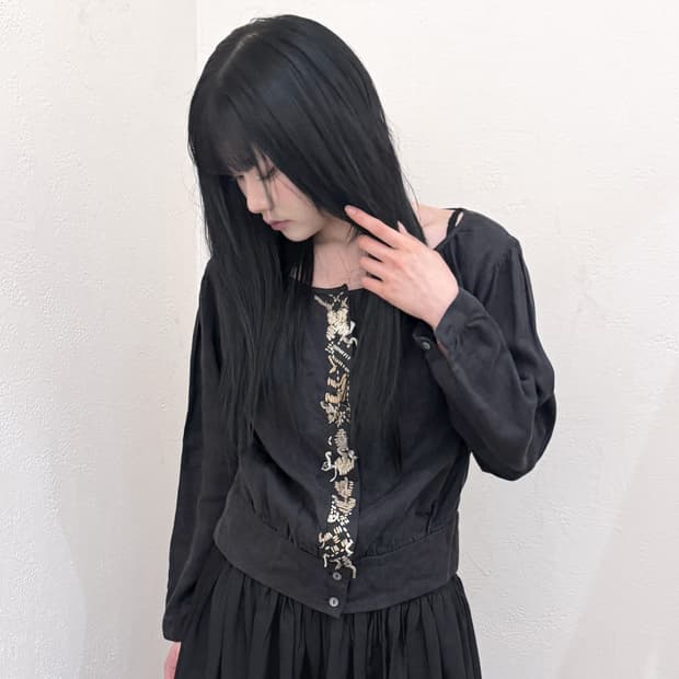 SÓNG Embroidered Cropped Blouse