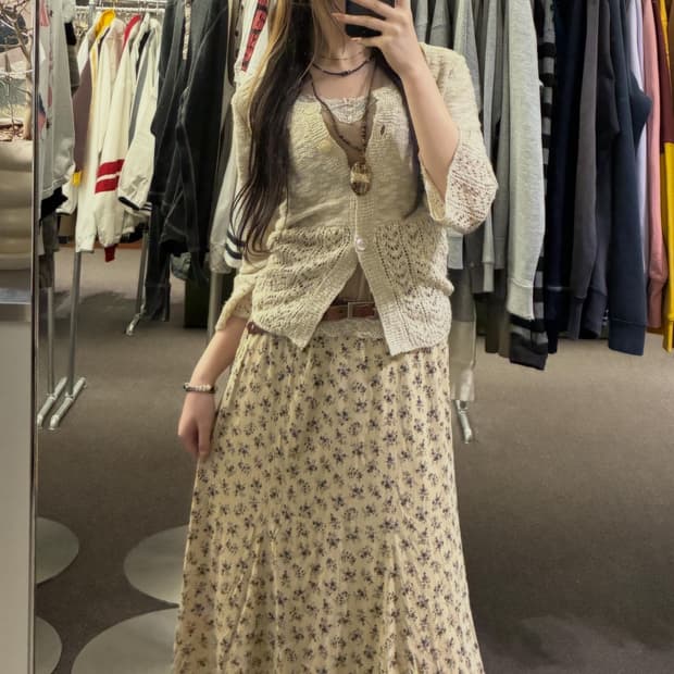 Retro Floral Whisper 🎞️🤍