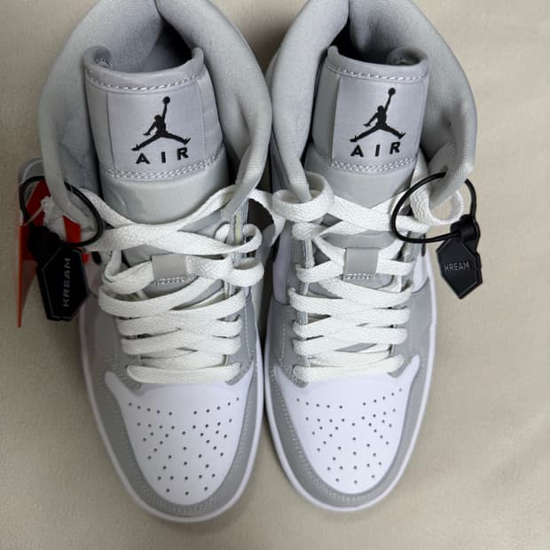 우먼스 에어 조던 1 미드 "그레이 포그"