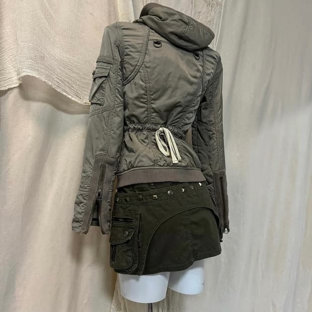 Crop Back Detail Pedding