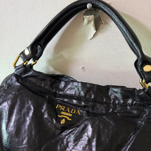 프라다 금장 황실 로고 나파가죽 토트백