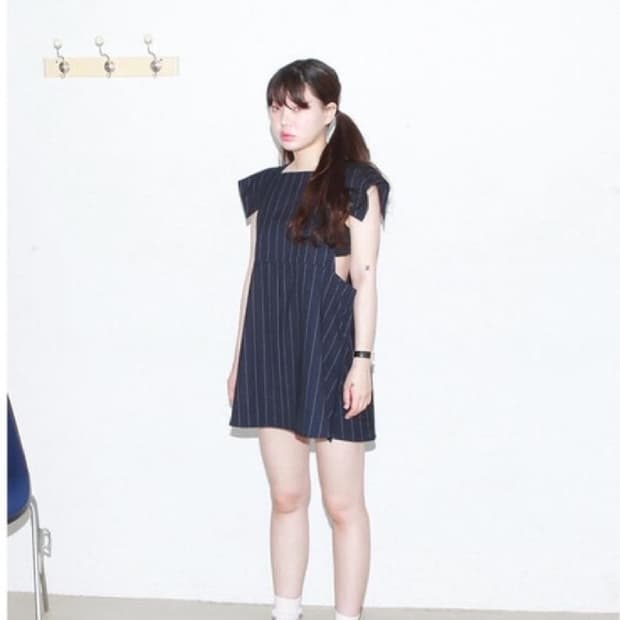 프레클 메이드 백크로스 핀스트라이프 원피스