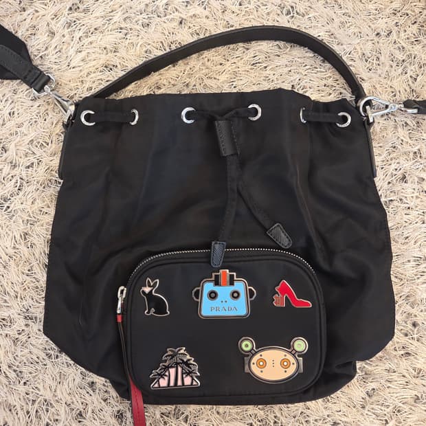 프라다 로봇패치 리미티드 에디션 버킷백(현대백화점 구입)