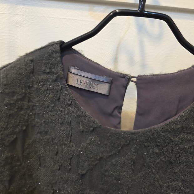 르베이지 딥그네이 엠보싱 블라우스