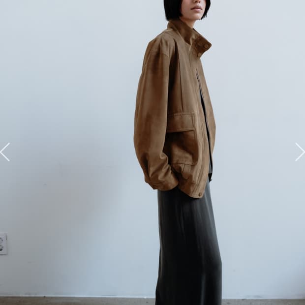 모노하 하이넥 스웨이드 점퍼 카멜 