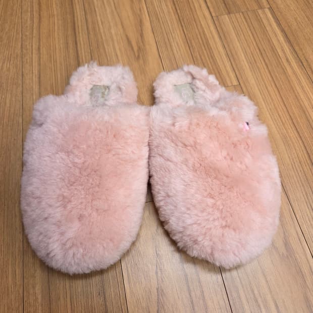 UGG 핑크 털 슬리퍼 220mm 판매합니다. 부드러운 양털 소재로 되어