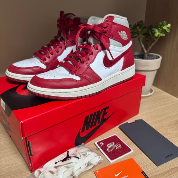 나이키 조던 1 레트로 하이 OG 바시티 레드 245