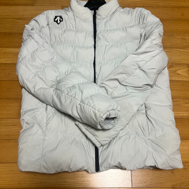 데상트 경량패딩