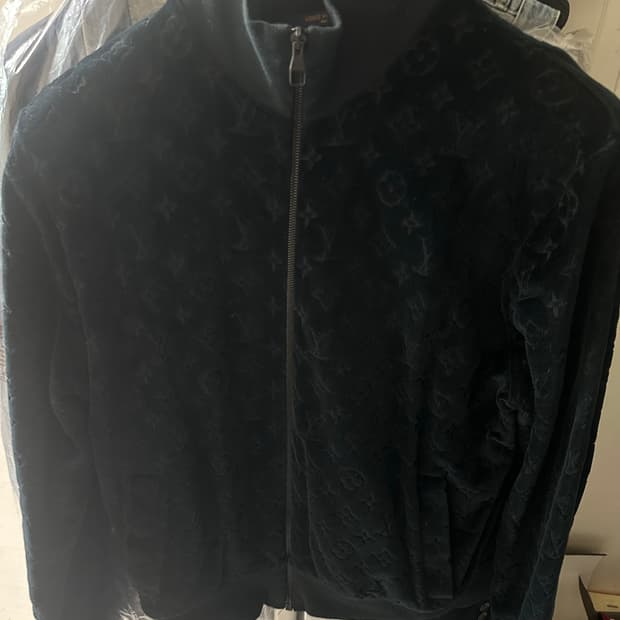 [L] 루이비통 벨벳 풀모노그램 블랙 집업 자켓