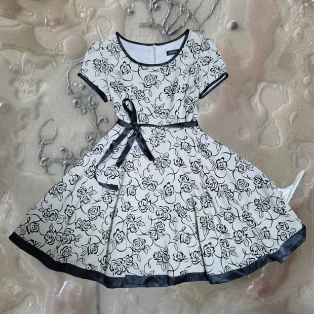 일본 빈티지 레스트로즈 플레어 블랙 장미 패턴 원피스 하객룩