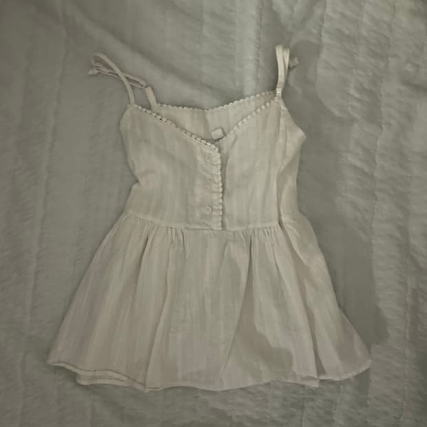 White lace sleeveless