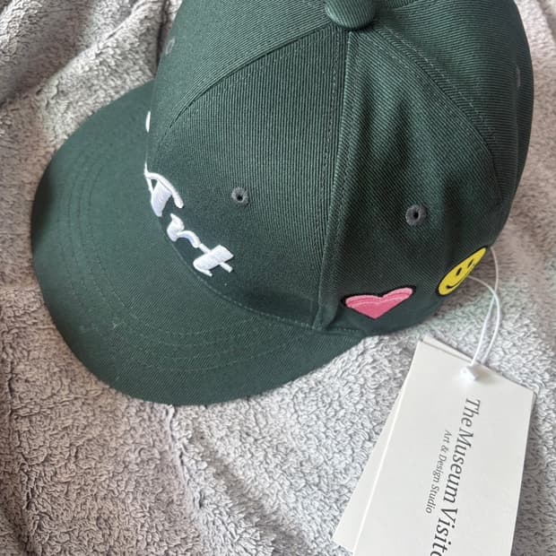 새상품) 더뮤지엄비지터 art캡 네고가능