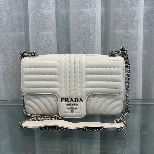 프라다 다이어그램 화이트 체인 숄더백