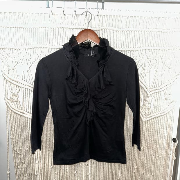 프릴 셔링 브이넥 슬림 티