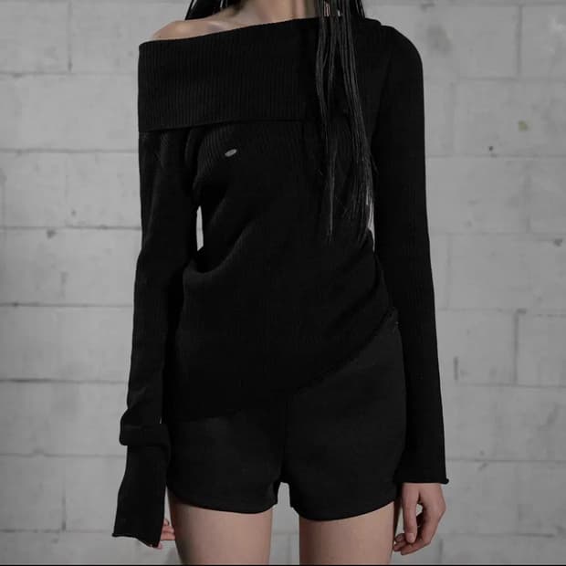 보헴서 OPEN COLLAR UNBALANCED KNIT
