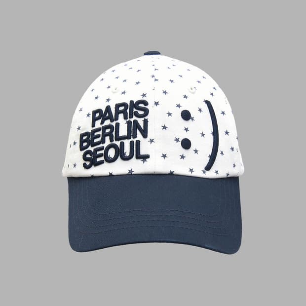 더뮤지엄비지터 스마일 볼캡 화이트