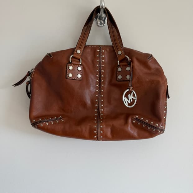 마이클코어(MICHAEL KORS) 스터드 레더 토트백