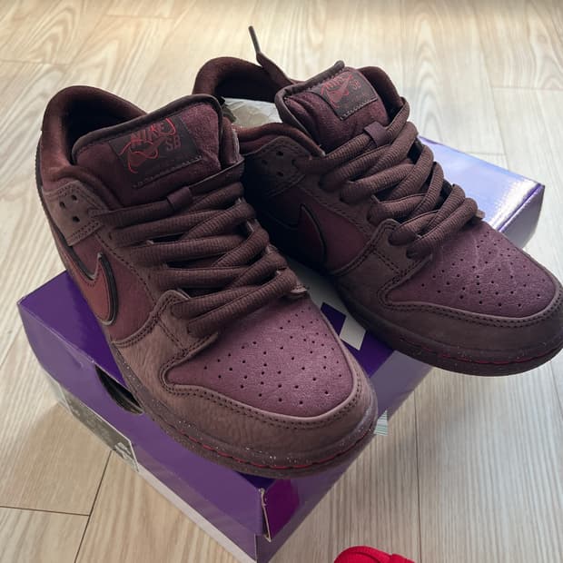 나이키 SB 덩크 로우 프리미엄 버건디 크러쉬235  FN0619-600