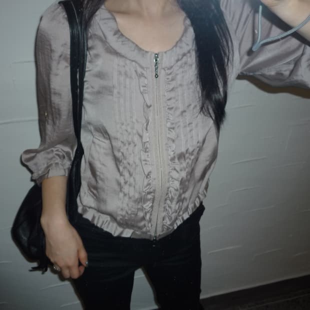 Glossy frill windbreaker