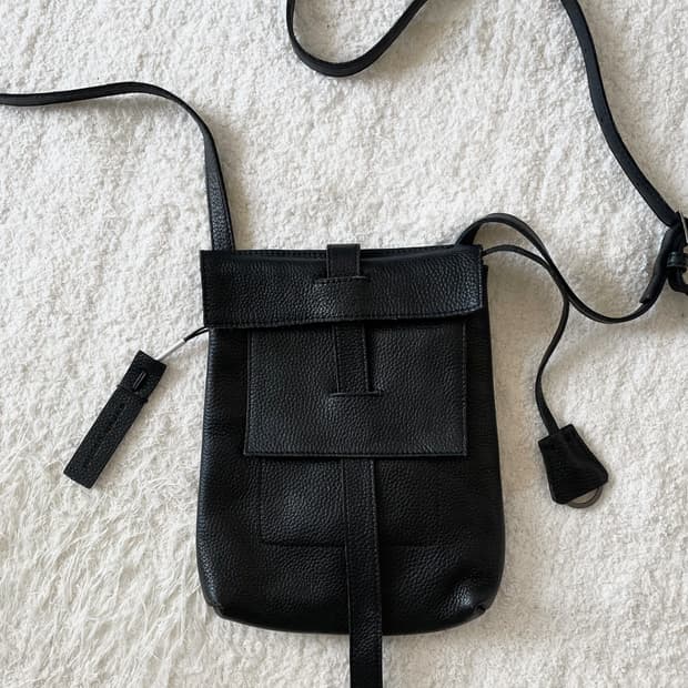 sarah pacini 블랙 레더 크로스백