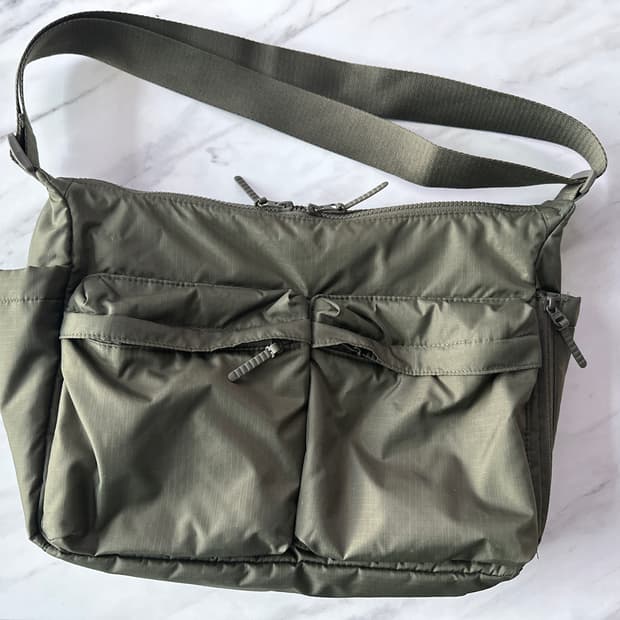 유니클로 멀티포켓 크로스백 (카키)