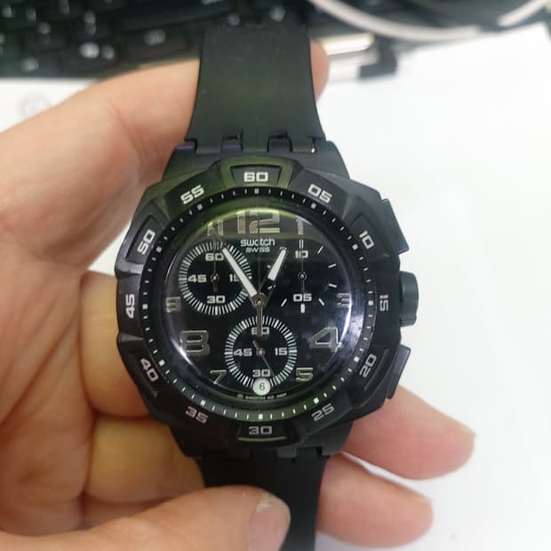 올블랙 색상의 스와치 남성 