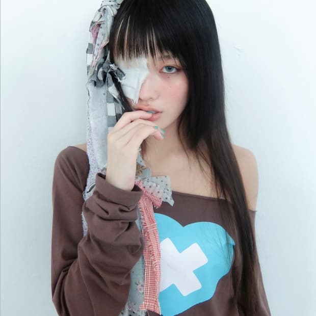 샵페어리 cross heart cut off t-shirt brown