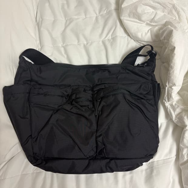 유니클로 멀티 포켓 탱커 포터백 숄더백